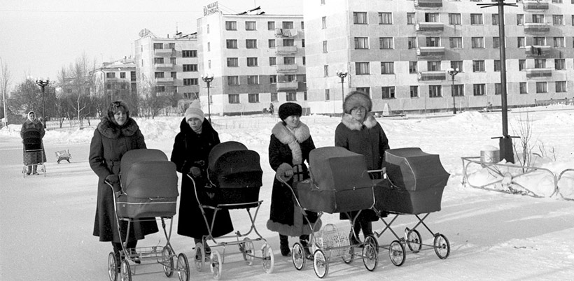 4 матери с колясками